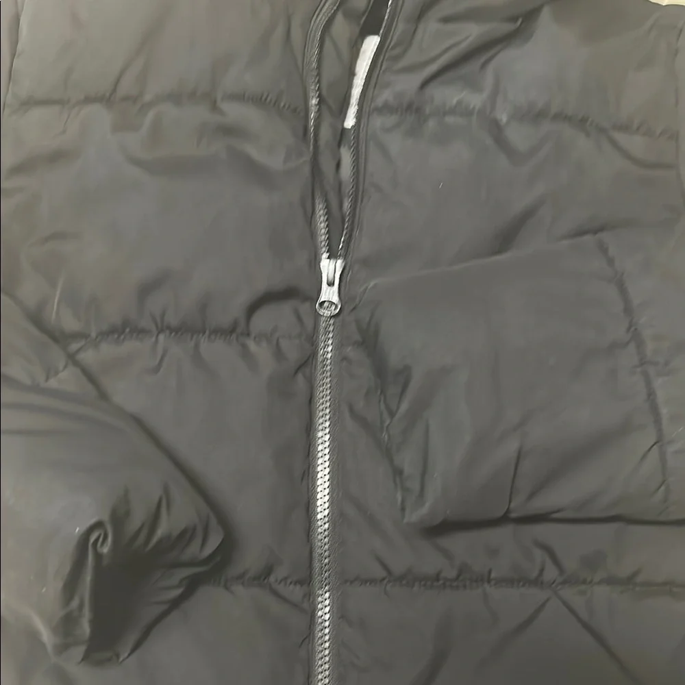 GAP kids large Black Puffer Jacket Sleek and Versatile